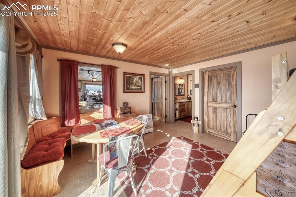 Image 11 of 50: Dining Area