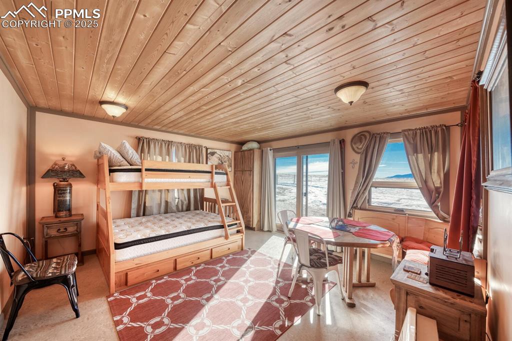 Image 15 of 50: Bedroom