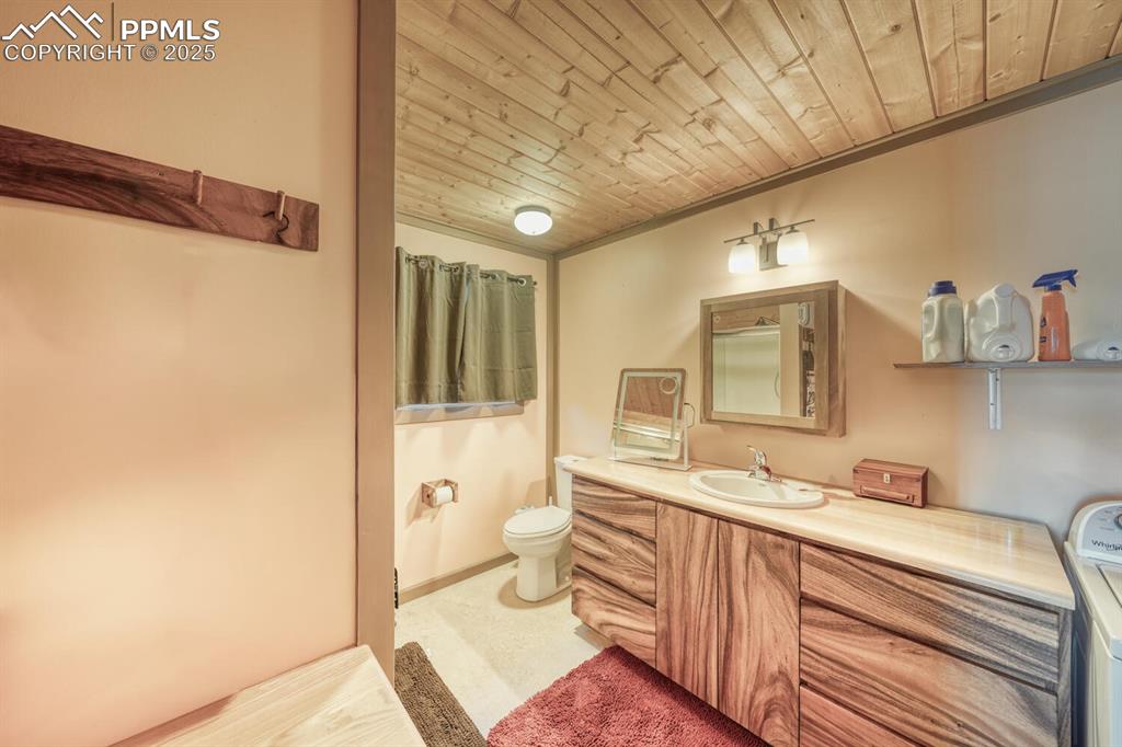 Image 16 of 50: Bathroom