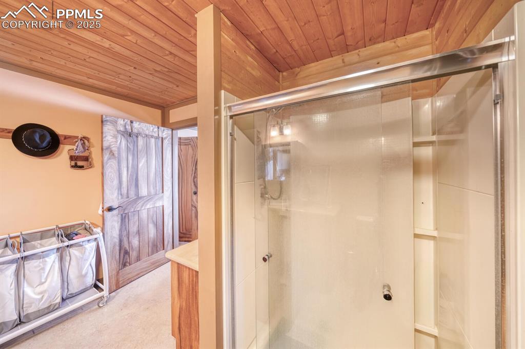 Image 17 of 50: Bathroom