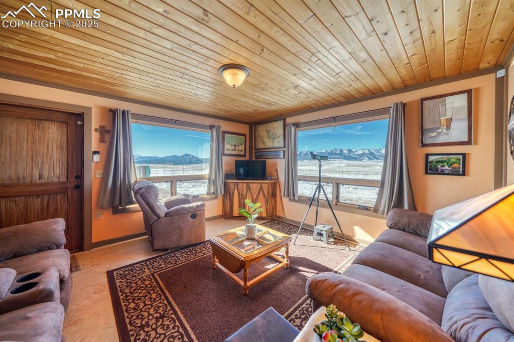 Image 4 of 50: Living Room