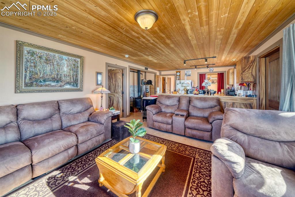 Image 5 of 50: Living Room