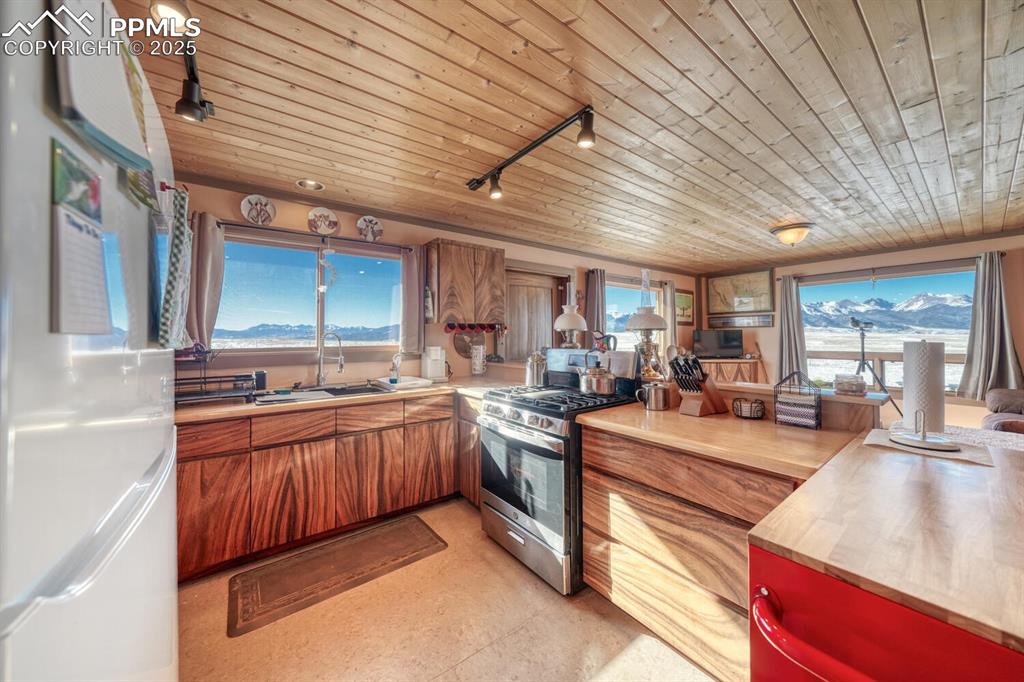 Image 7 of 50: Kitchen