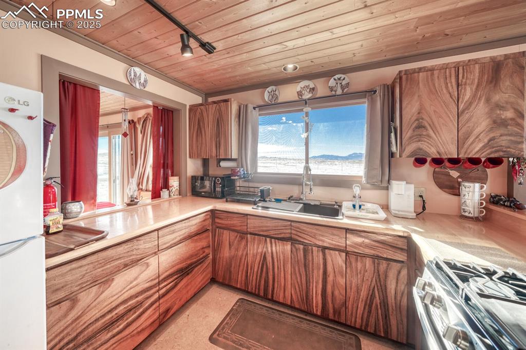 Image 8 of 50: Kitchen