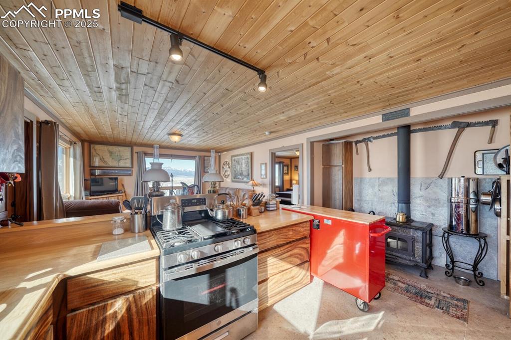 Image 9 of 50: Kitchen