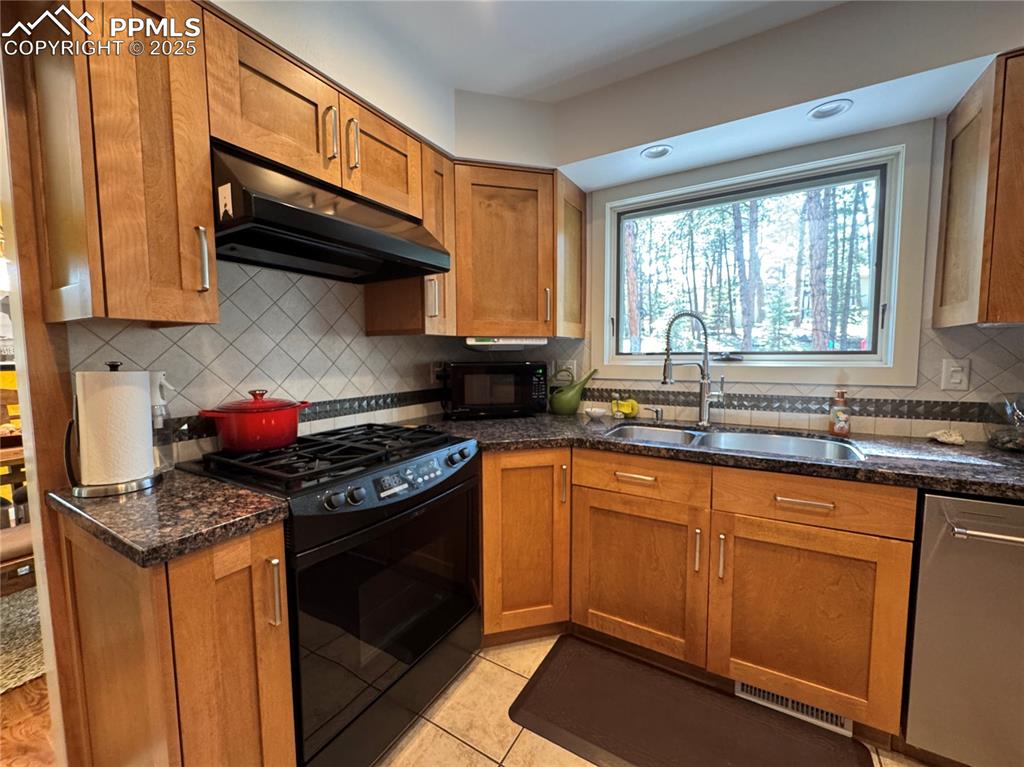 Image 11 of 49: Kitchen
