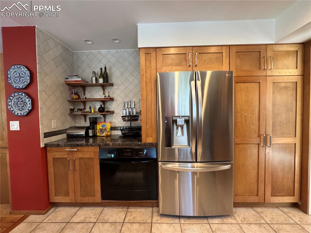 Image 13 of 49: Kitchen