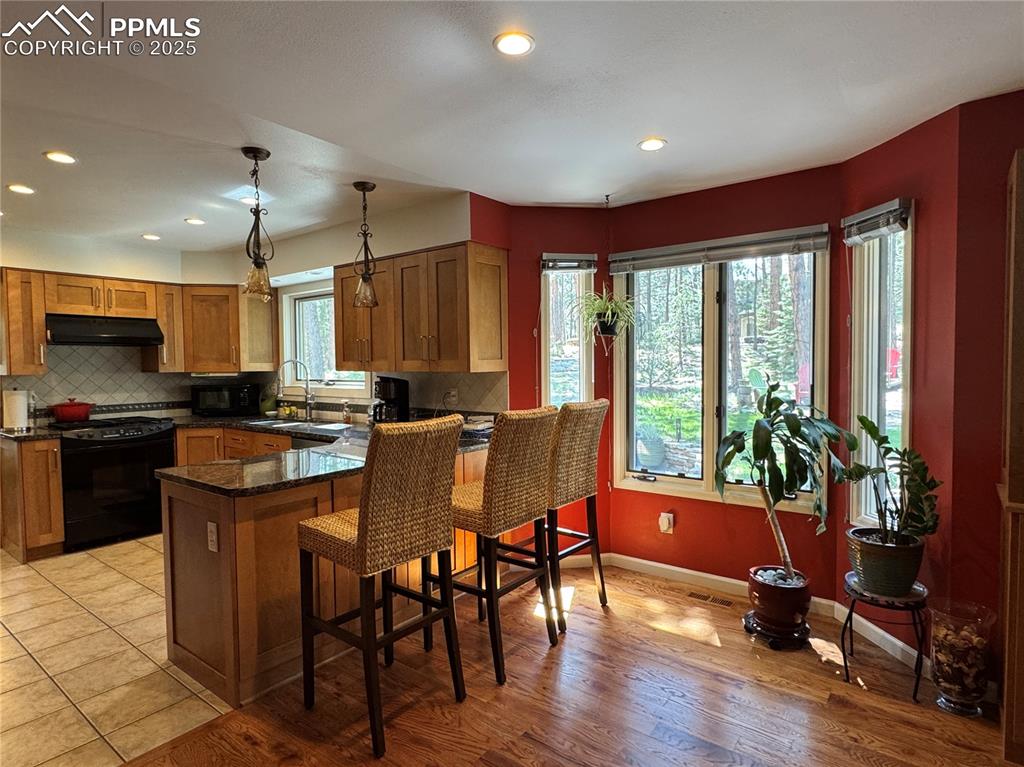 Image 14 of 49: Kitchen