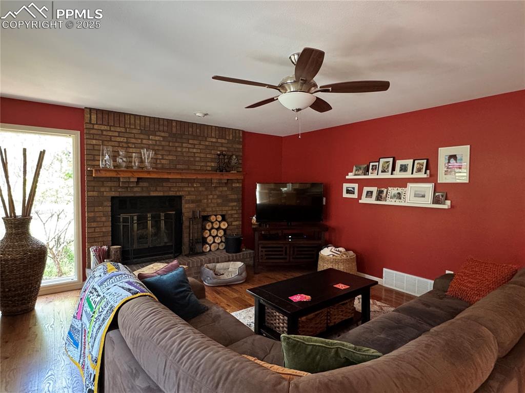Image 16 of 49: Living Room