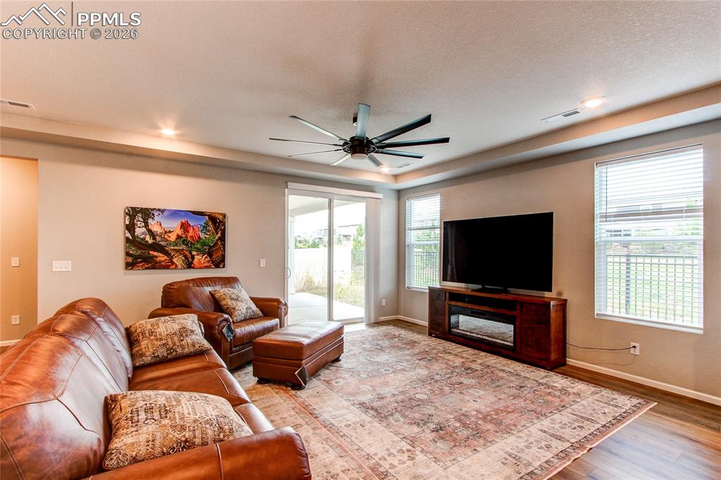 Image 7 of 31: Living Room