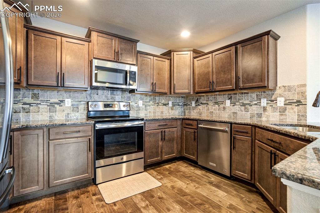 Image 13 of 50: Kitchen