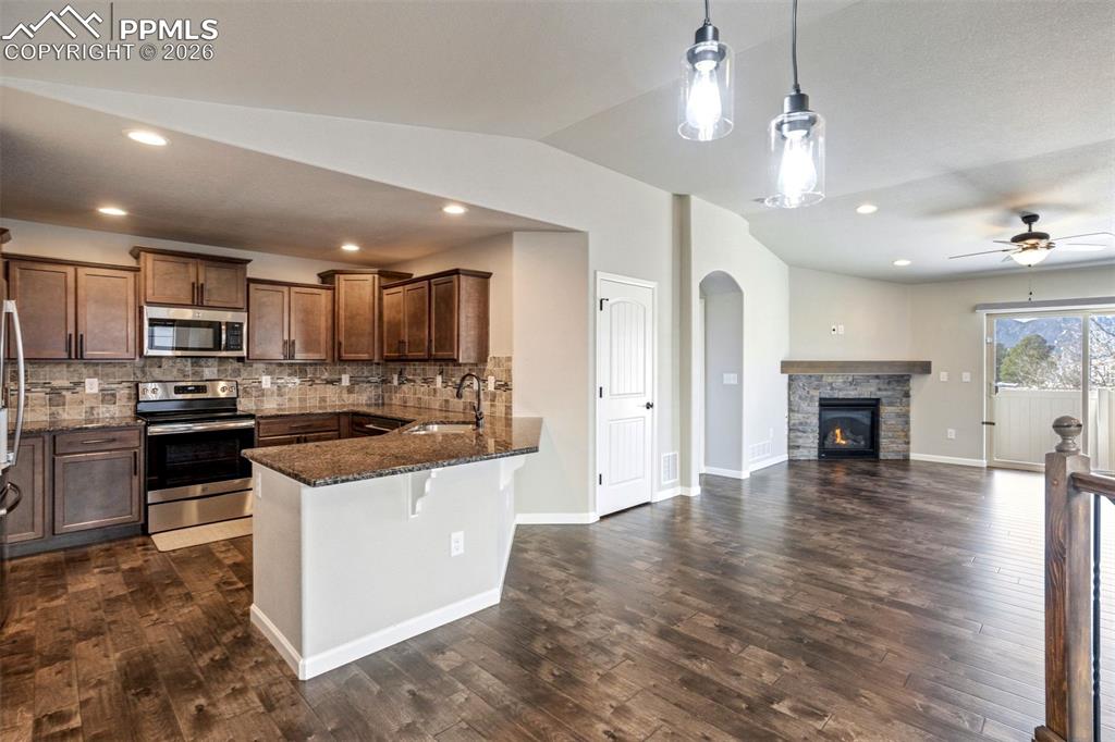 Image 14 of 50: Kitchen