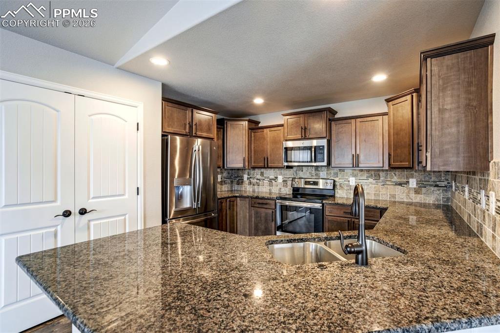 Image 16 of 50: Kitchen