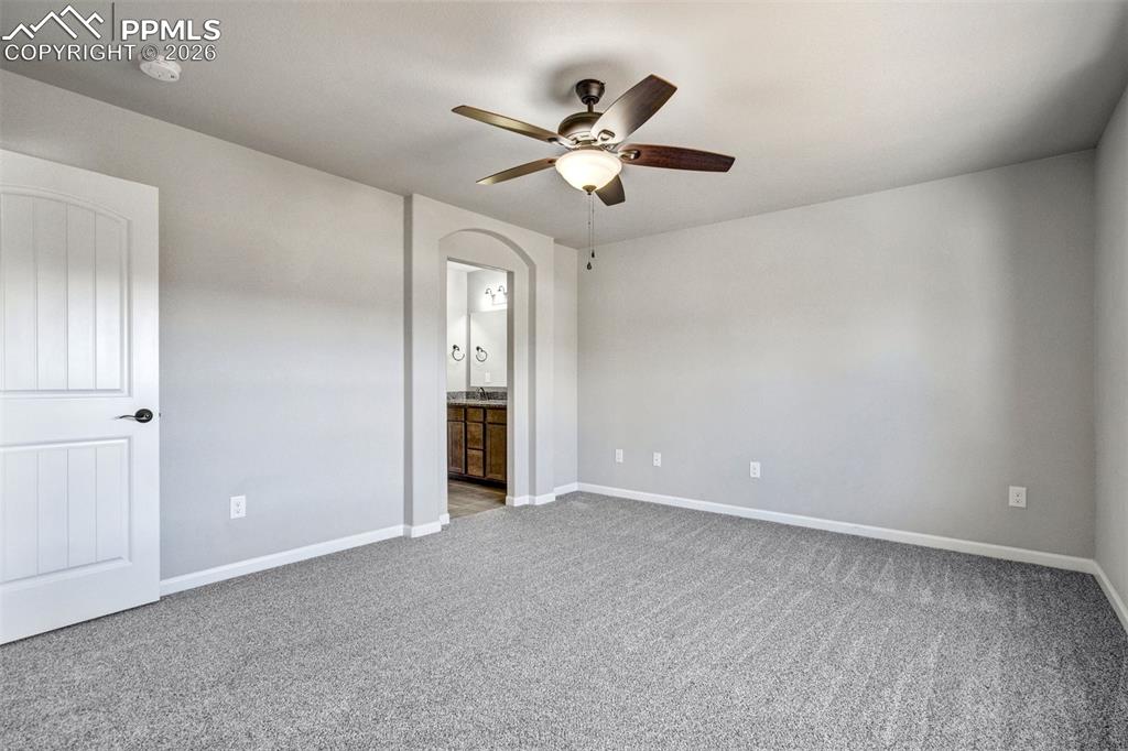 Image 21 of 50: Bedroom