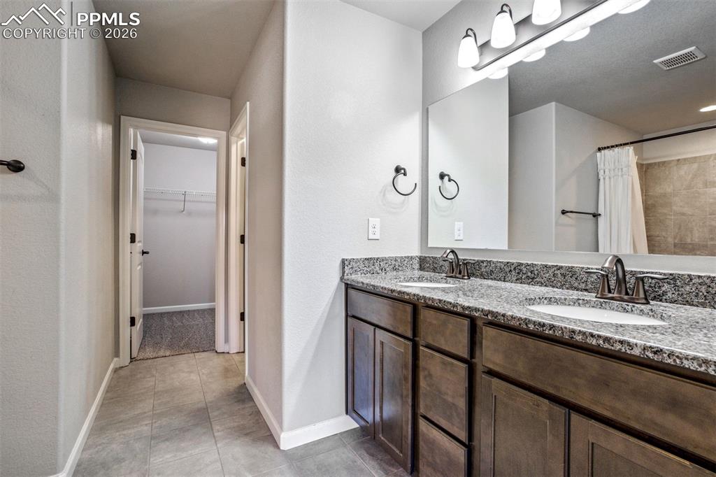 Image 23 of 50: Bathroom