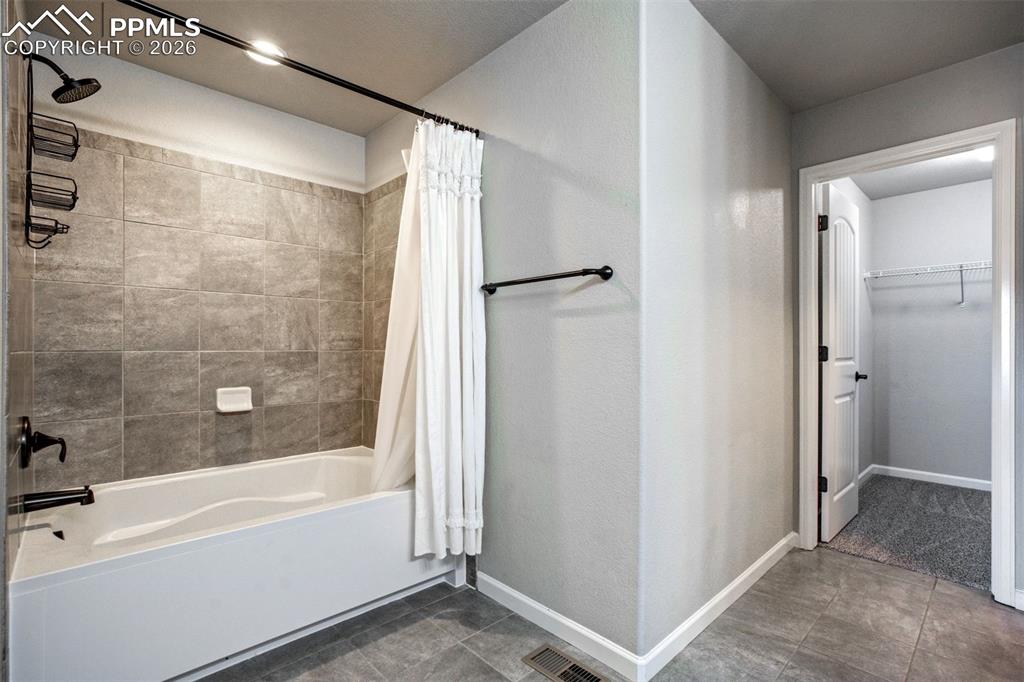 Image 24 of 50: Bathroom