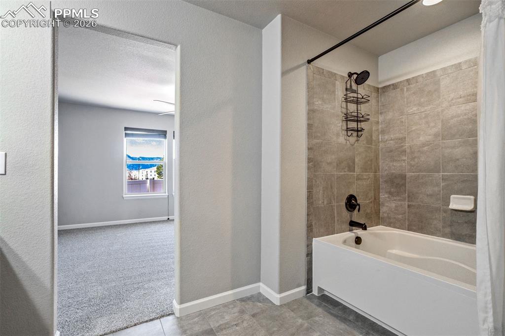 Image 25 of 50: Bathroom