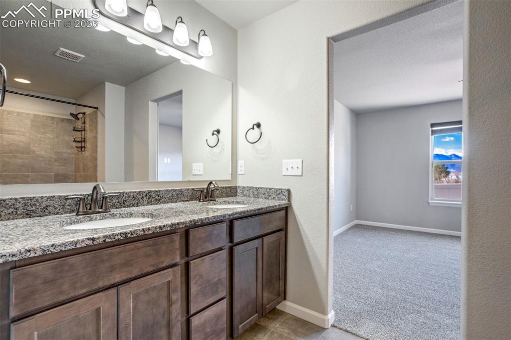 Image 26 of 50: Bathroom