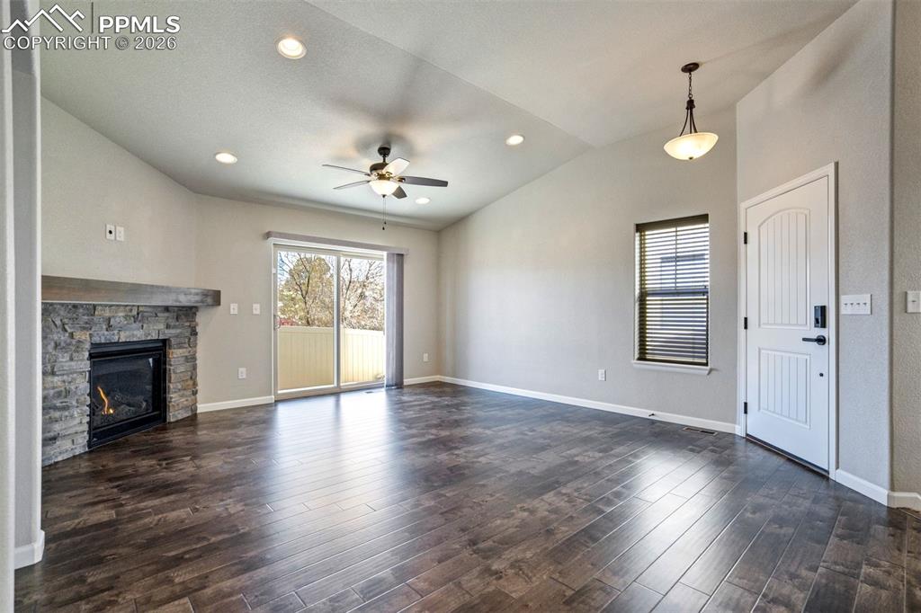 Image 9 of 50: Living Room