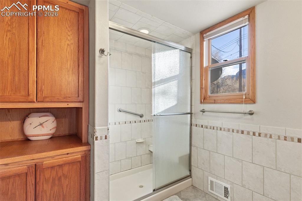 Image 18 of 49: Bathroom