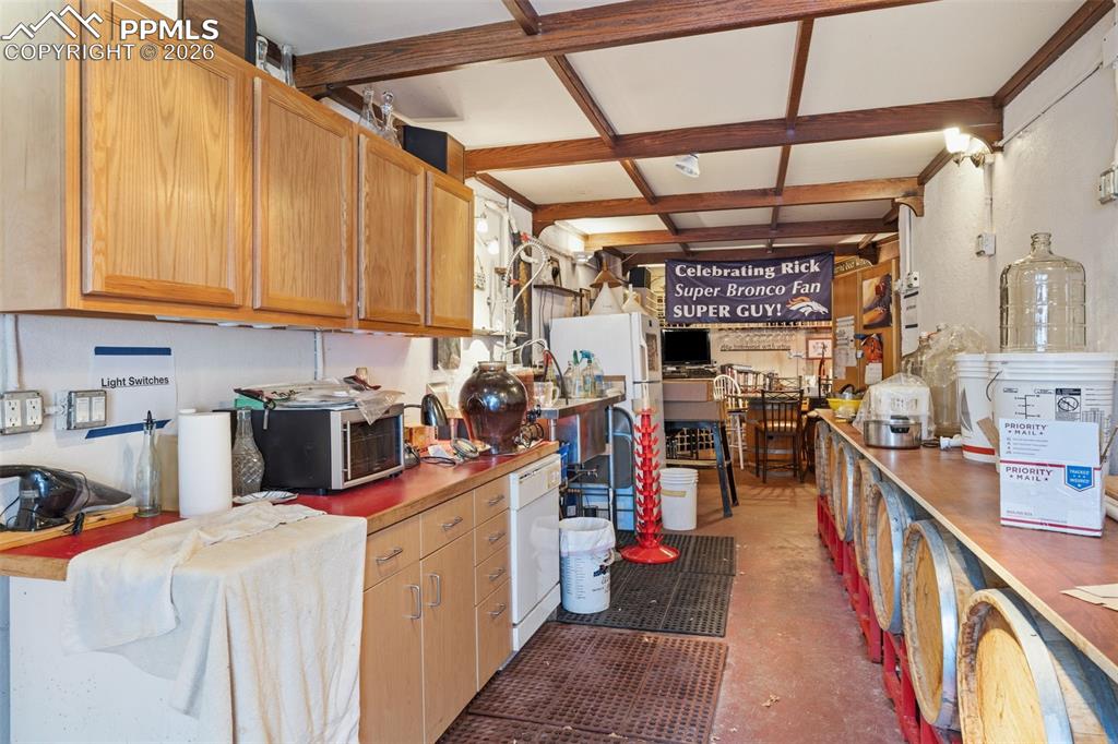 Image 27 of 49: Kitchen