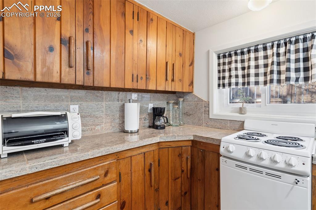 Image 38 of 49: Kitchen