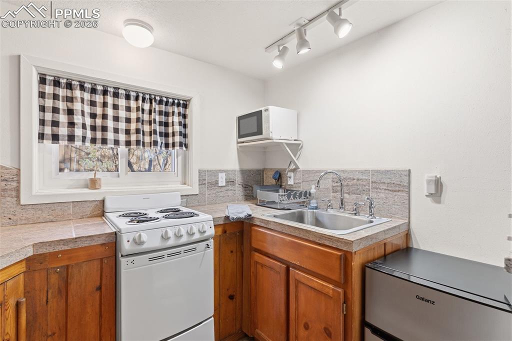 Image 40 of 49: Kitchen