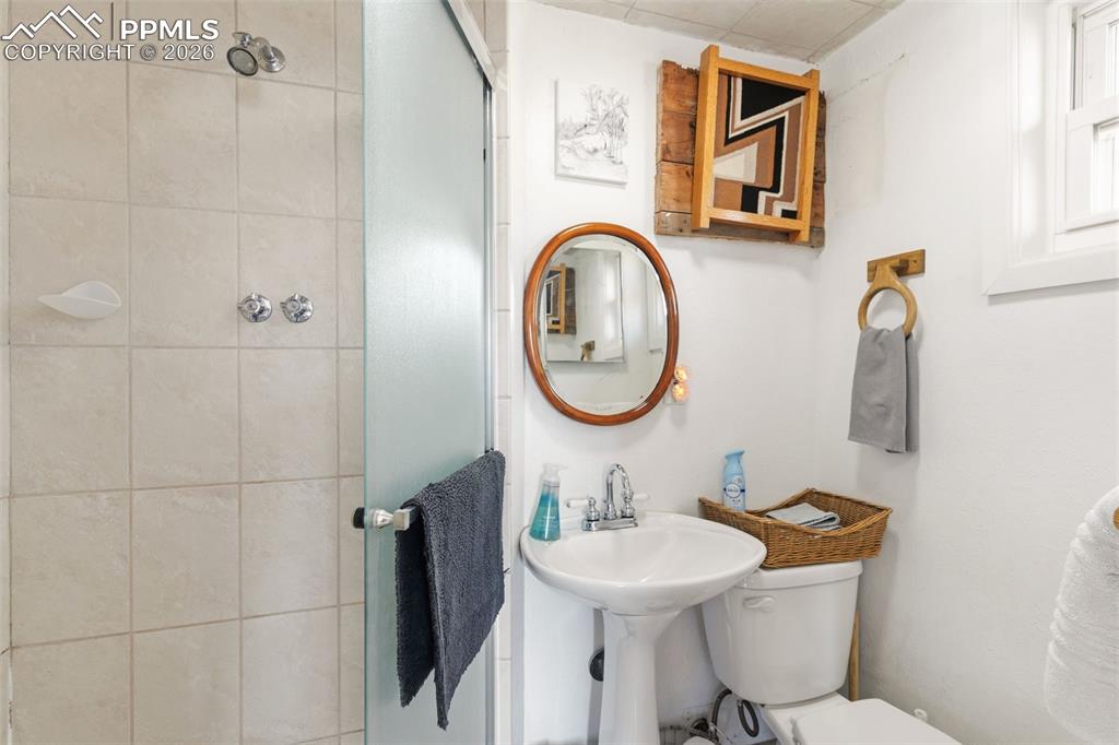 Image 43 of 49: Bathroom