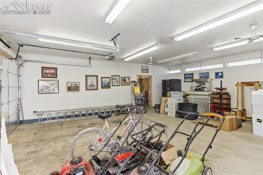 Image 46 of 49: Garage