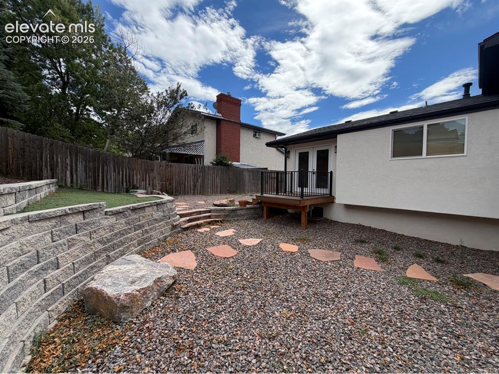 Image 14 of 20: Yard
