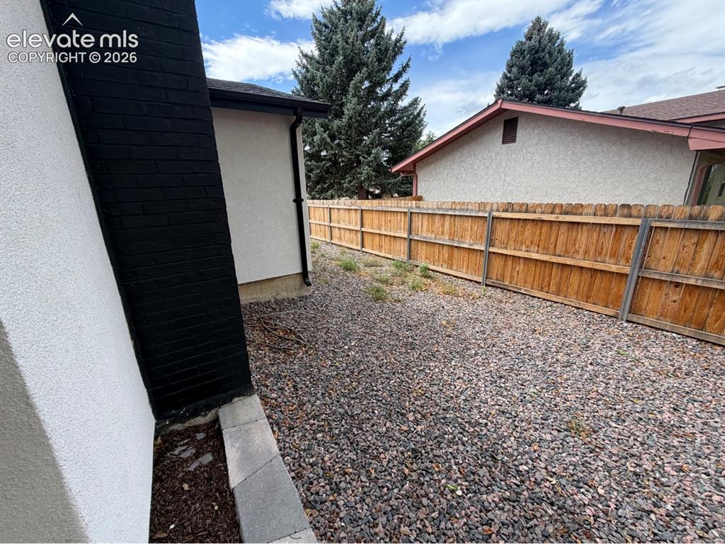 Image 16 of 20: Yard
