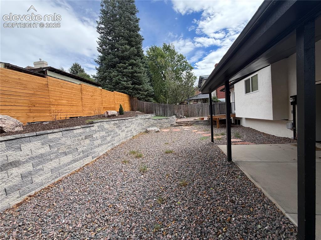 Image 18 of 20: Yard