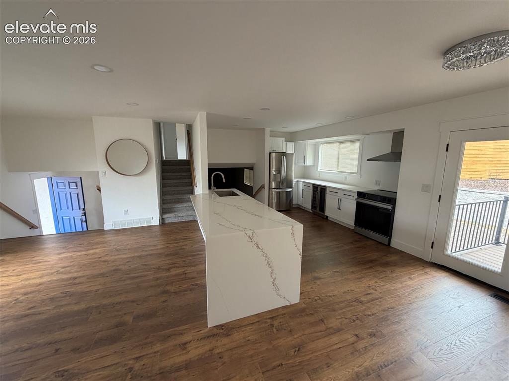 Image 2 of 20: Kitchen