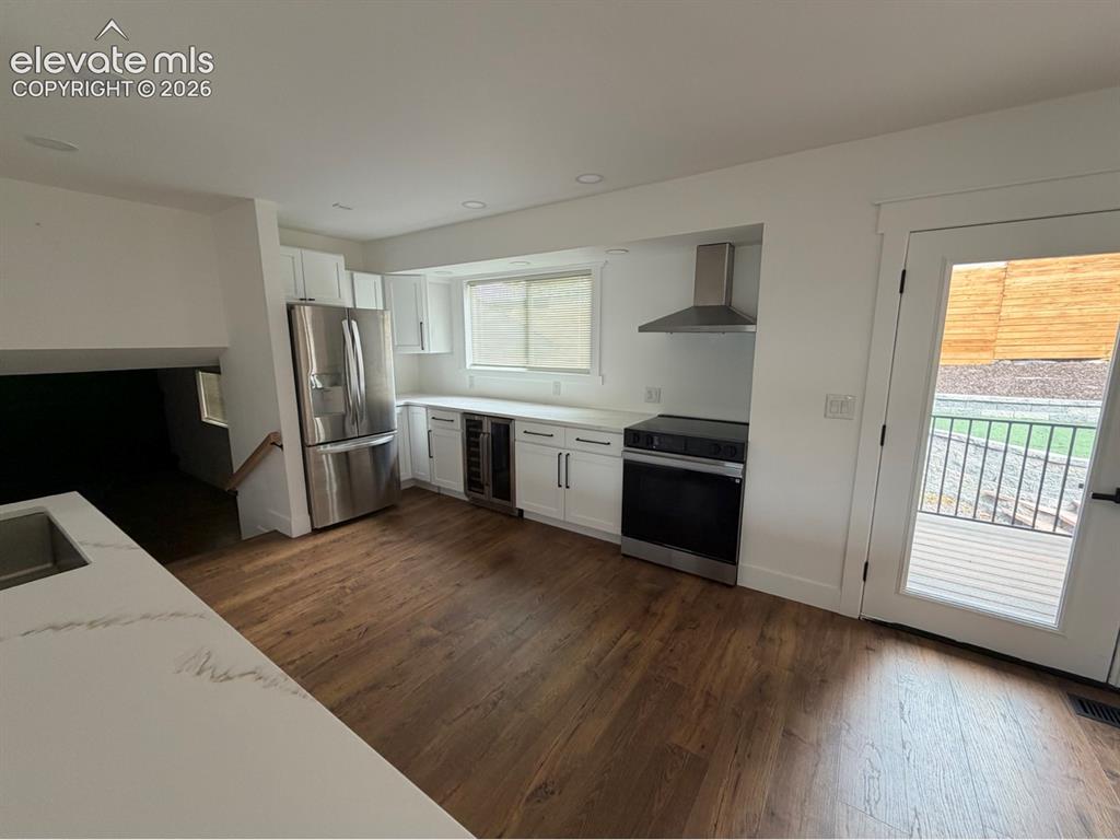 Image 4 of 20: Kitchen