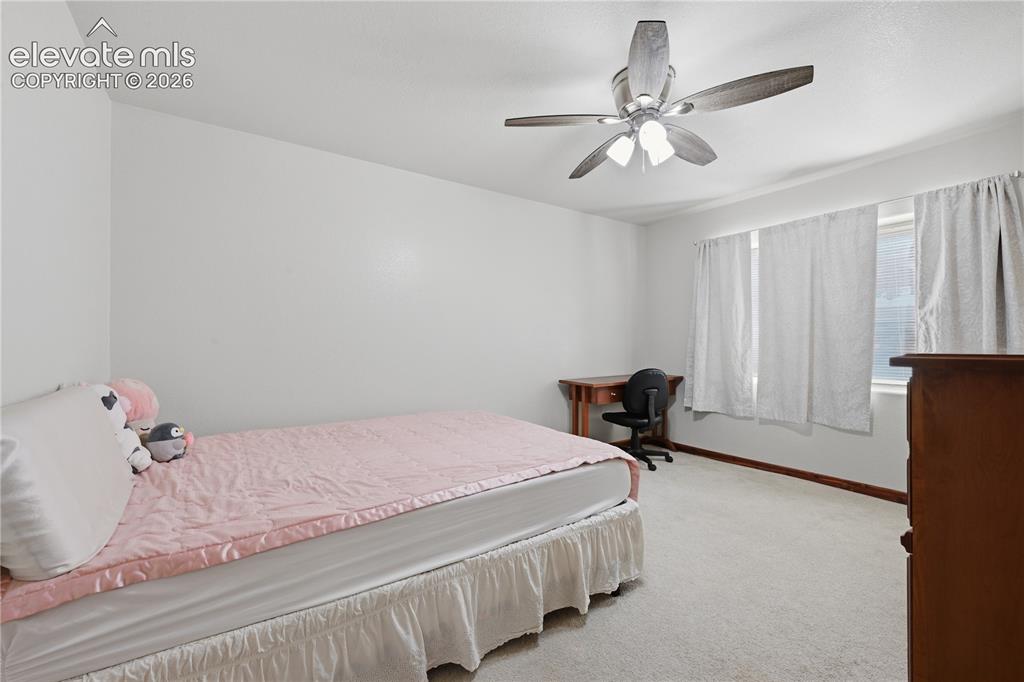 Image 17 of 23: Bedroom