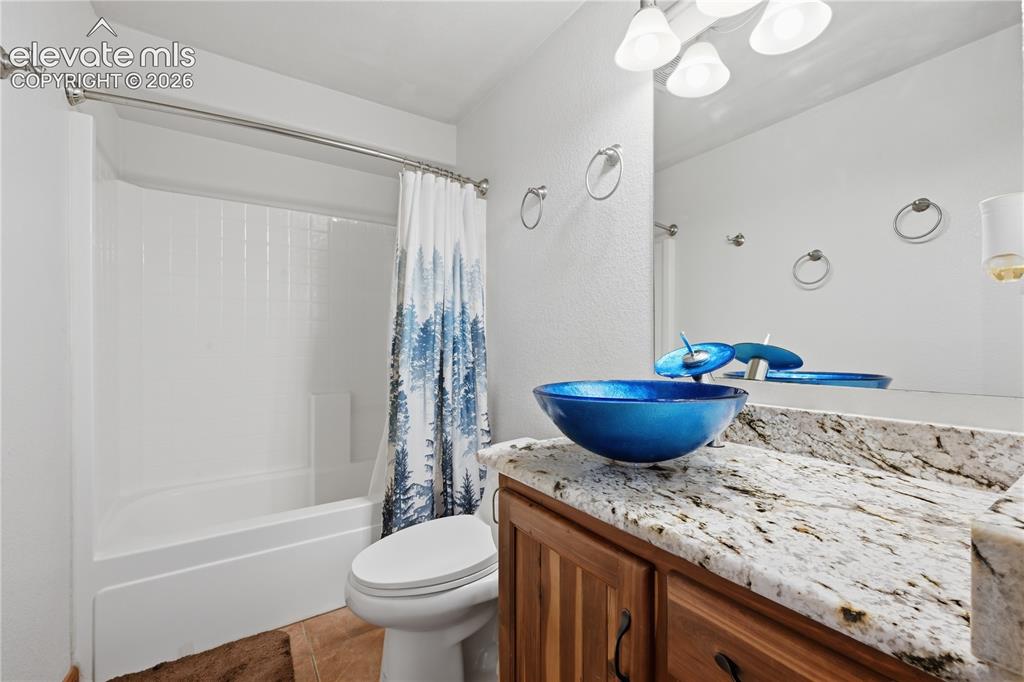 Image 18 of 23: Bathroom