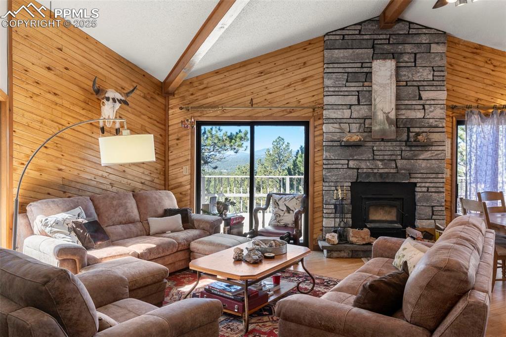 Image 14 of 22: Living Room