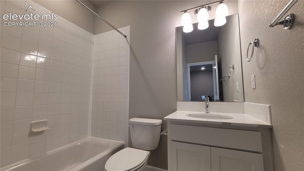 Image 19 of 26: Full bathroom, located on the upper level!
