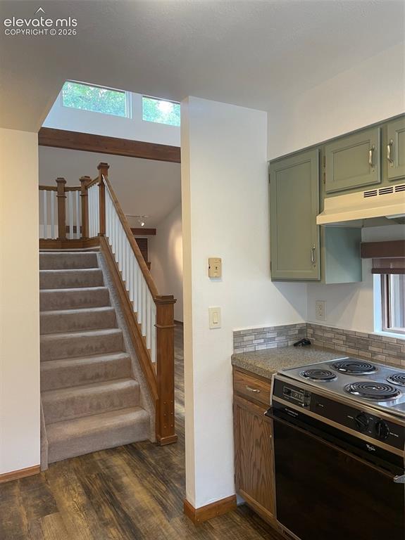 Image 10 of 35: Kitchen