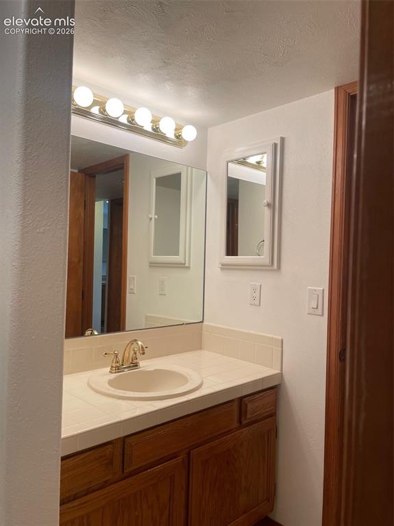 Image 16 of 35: Main level bath also opens to hallway off kitchen area.