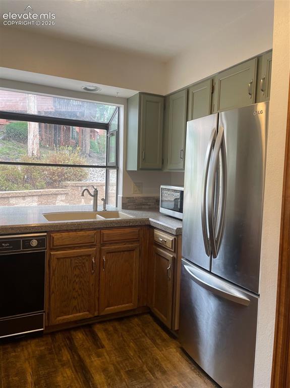 Image 9 of 35: Kitchen