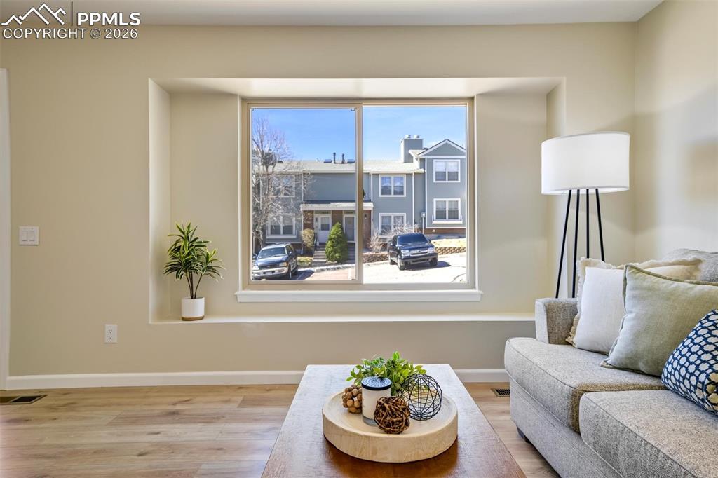 Image 10 of 50: Sitting Room