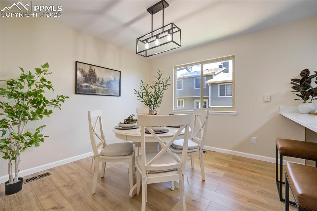 Image 12 of 50: Dining Area