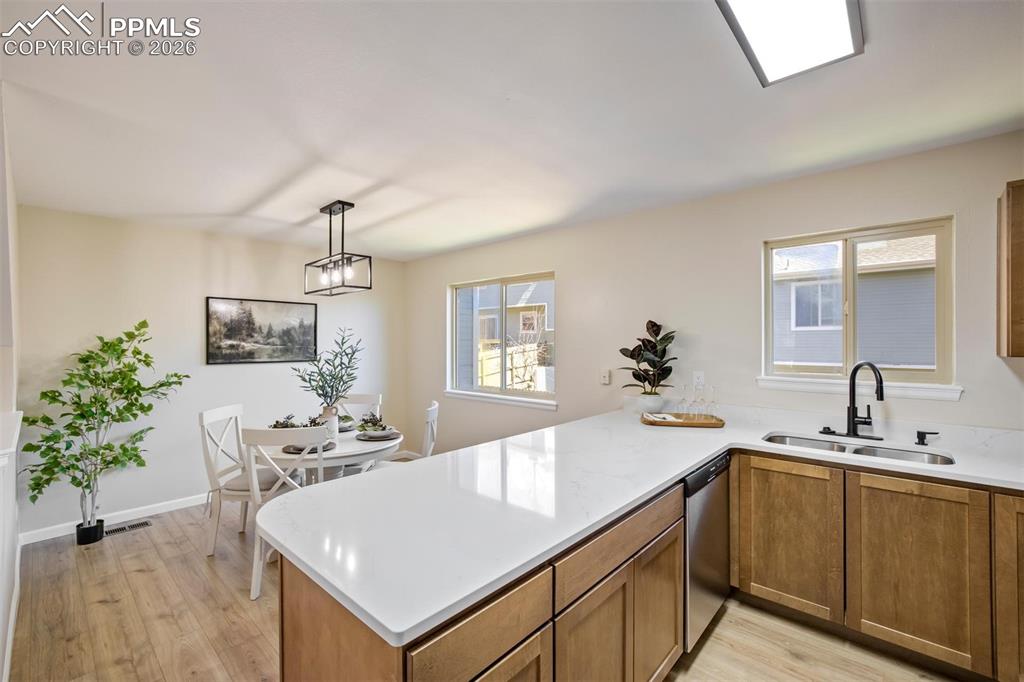 Image 16 of 50: Kitchen