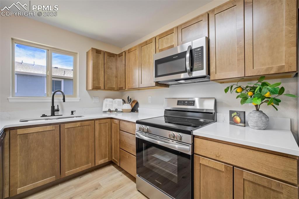 Image 17 of 50: Kitchen