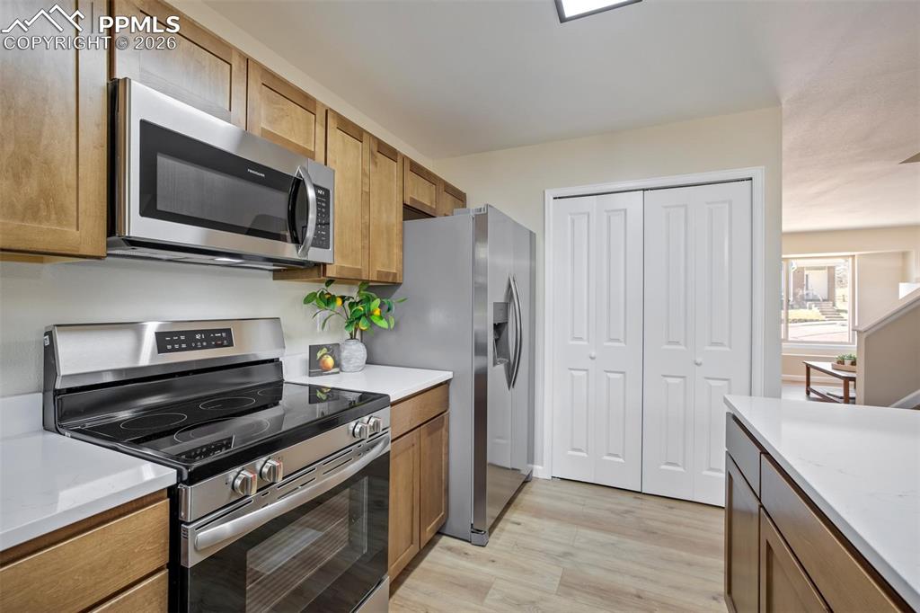 Image 18 of 50: Kitchen