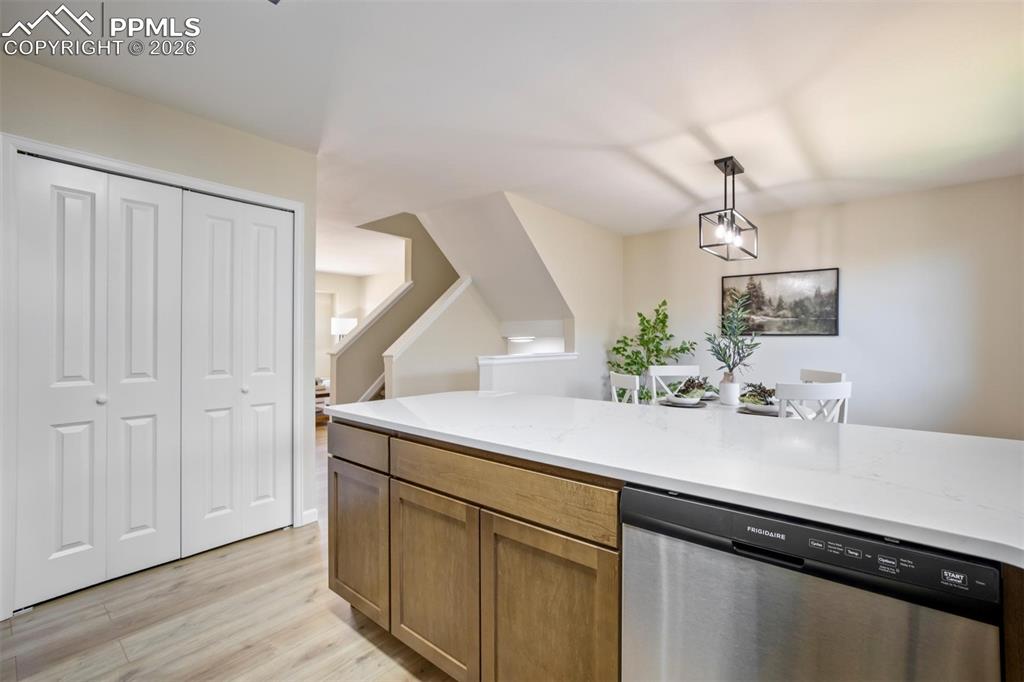 Image 19 of 50: Kitchen