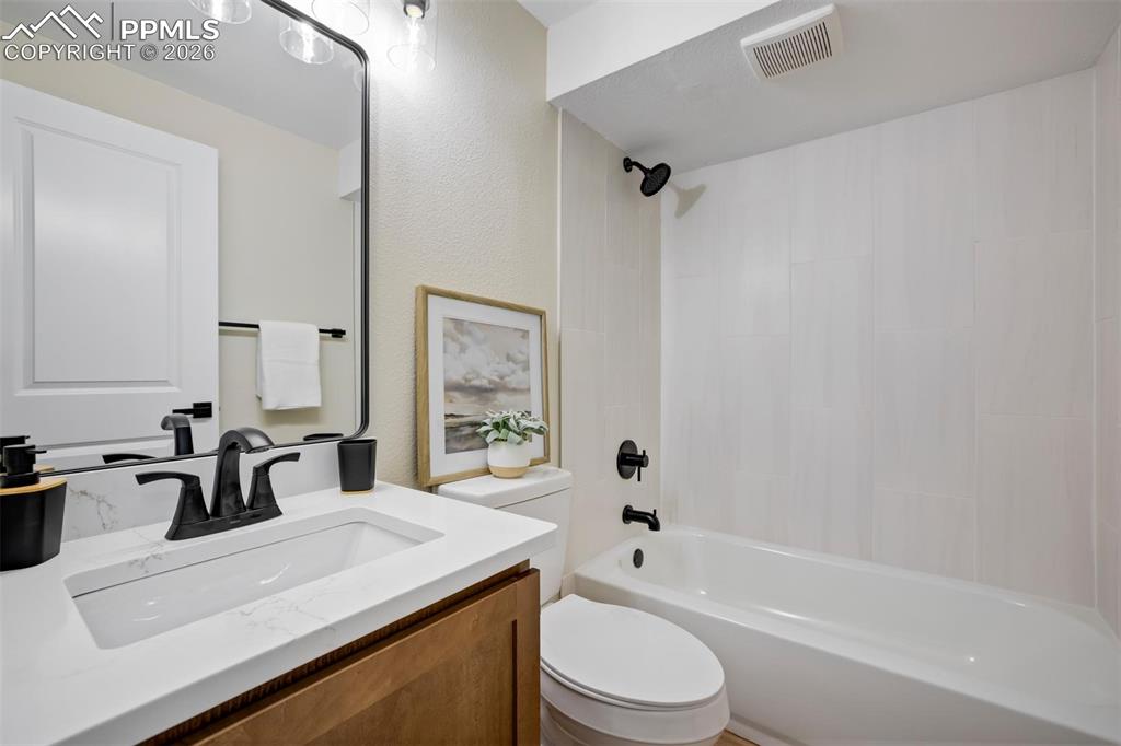 Image 21 of 50: Bathroom