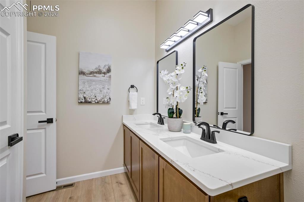 Image 27 of 50: Bathroom