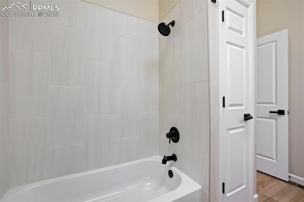 Image 29 of 50: Bathroom